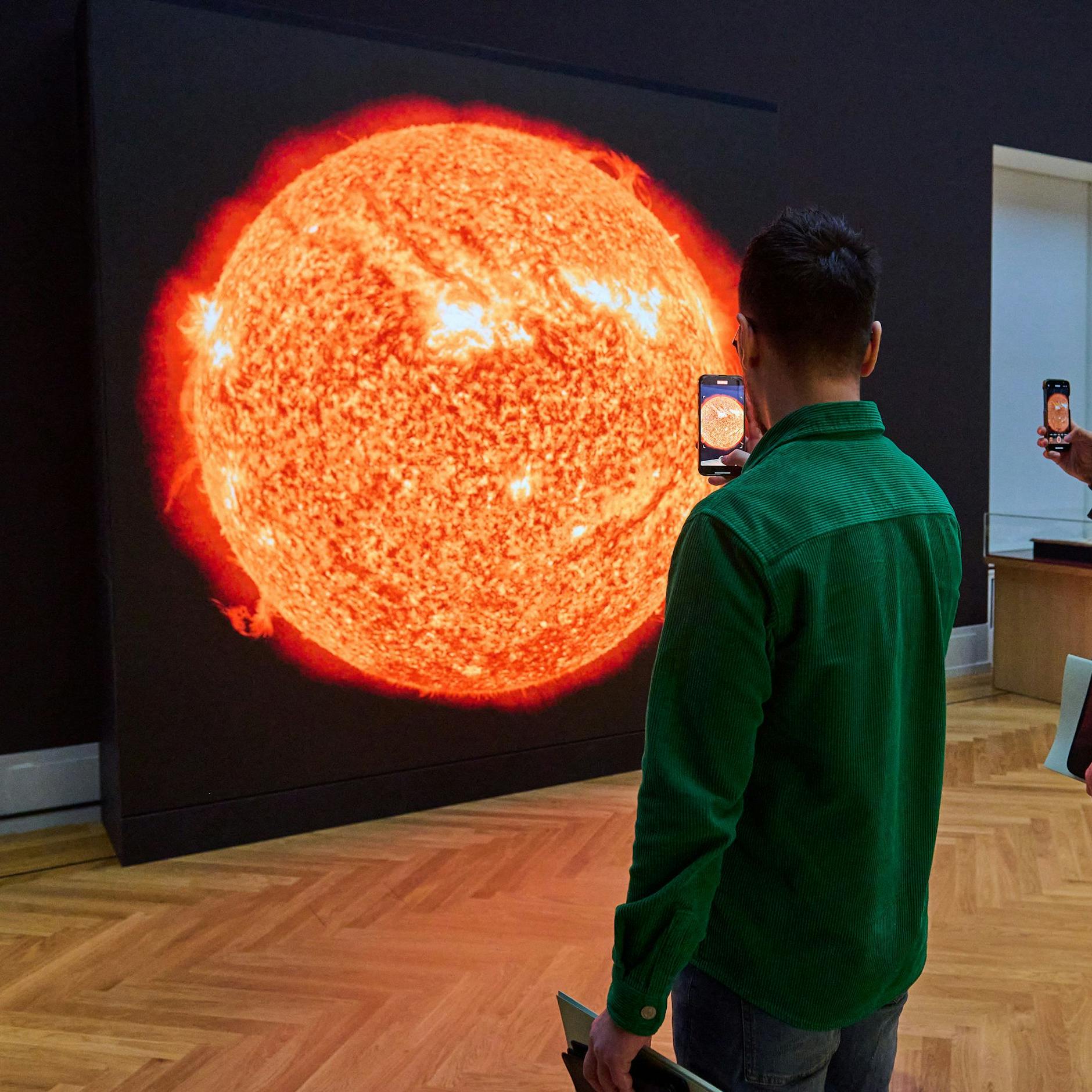 Die Installation „Die Sonne um Mitternacht schauen“ von Katharina Sieverding im Museum Barberini.