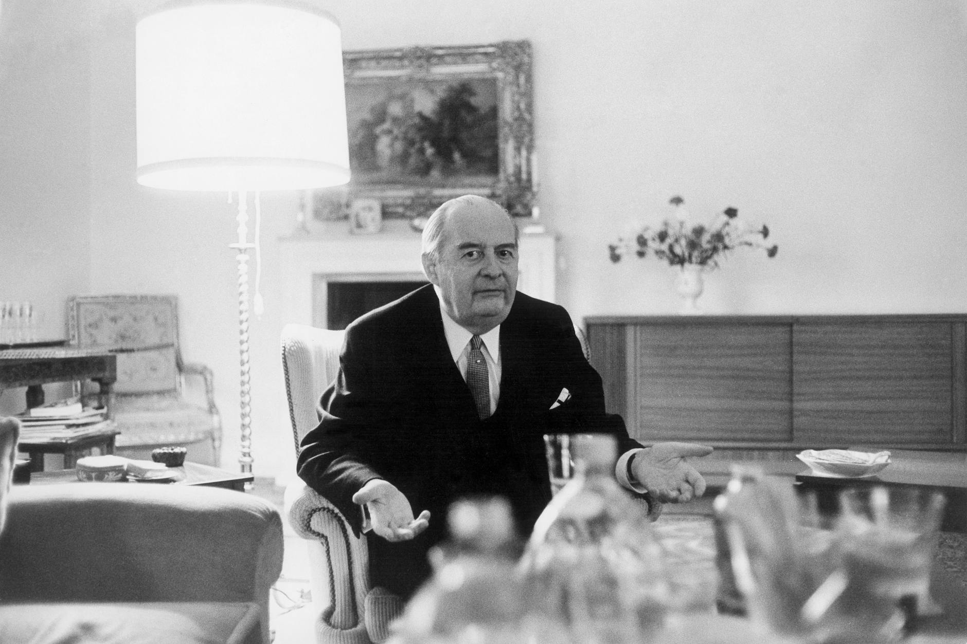 Rudolf-Christoph Freiherr von Gersdorff, hier in seiner Wohnung 1968, galt nach dem Krieg wegen seiner Rolle im Widerstand gegen Hitler in Militärkreisen als „Verräter“.