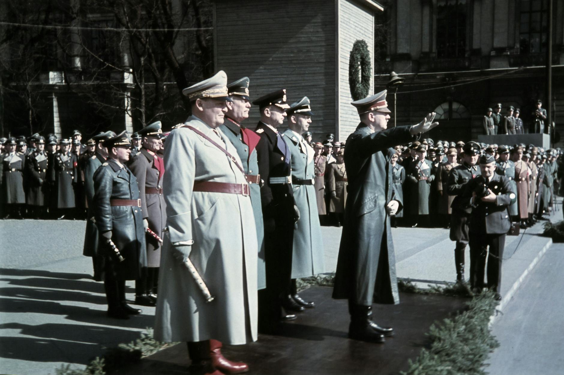 Berlin, 21. März 1943, „Heldengedenktag“, nachmittags – da hätte Hitler schon tot sein sollen. Er nimmt vor der Neuen Wache die Parade ab. Hinter ihm stehen, von links nach rechts: Hermann Göring, Wilhelm Keitel, Karl Dönitz und Heinrich Himmler.