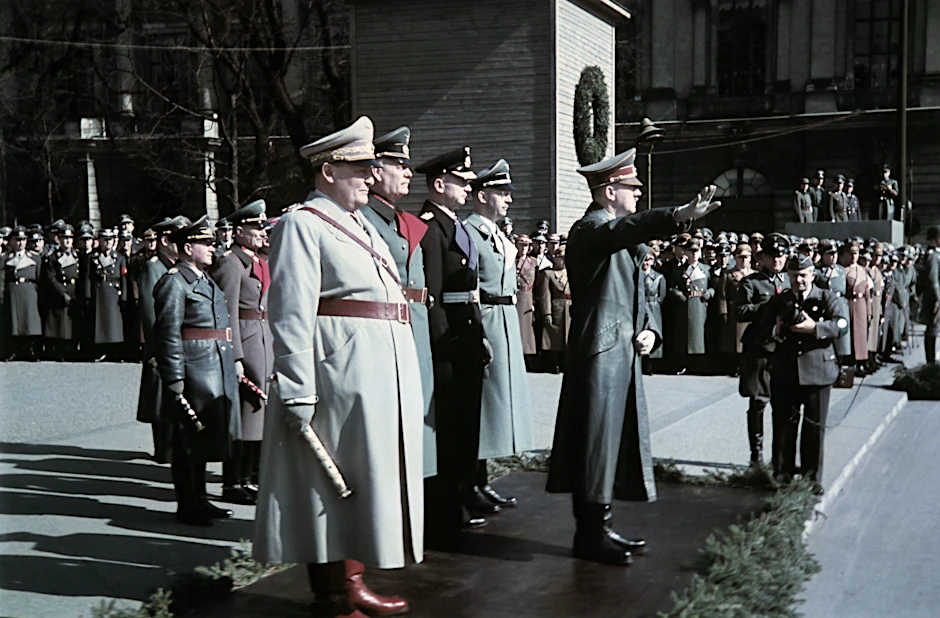 Berlin, 21. März 1943, „Heldengedenktag“, nachmittags – da hätte Hitler schon tot sein sollen. Er nimmt vor der Neuen Wache die Parade ab. Hinter ihm stehen, von links nach rechts: Hermann Göring, Wilhelm Keitel, Karl Dönitz und Heinrich Himmler.