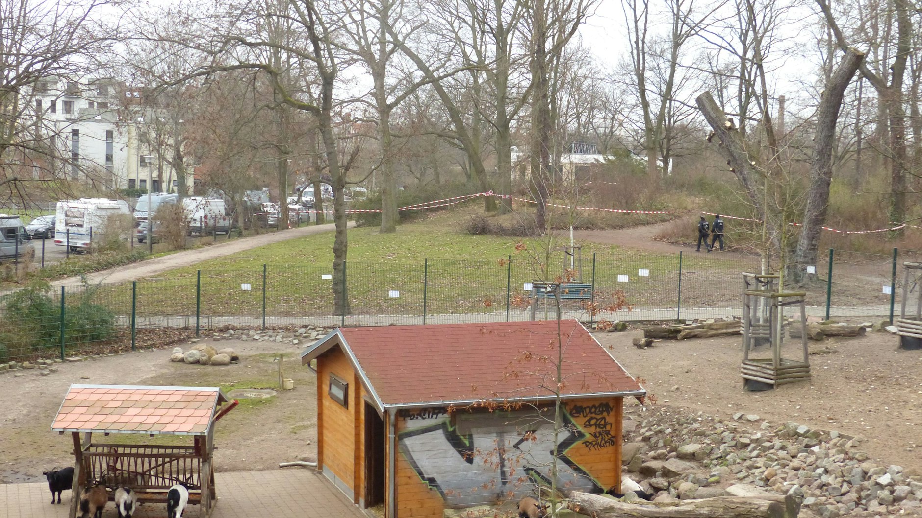 Blick über das Ziegengehege zu dem mit Büschen bewachsenen Hügel, auf dem das Kind gefunden wurde. Links verläuft die Wilhelm-Kuhr-Straße.