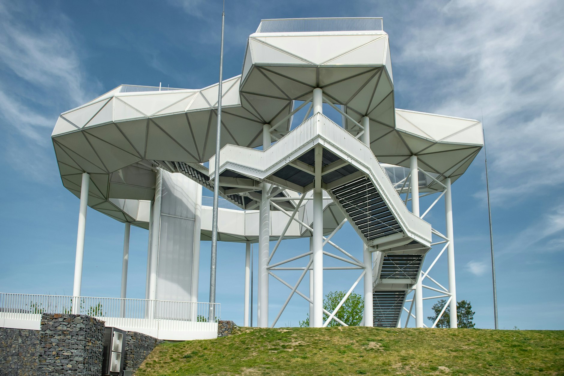 Der Wolkenhain auf dem Gelände der „Gärten der Welt“: Seit 2017 steht die Aussichtsplattform dort, sorgt für schrille Pfeiftöne.