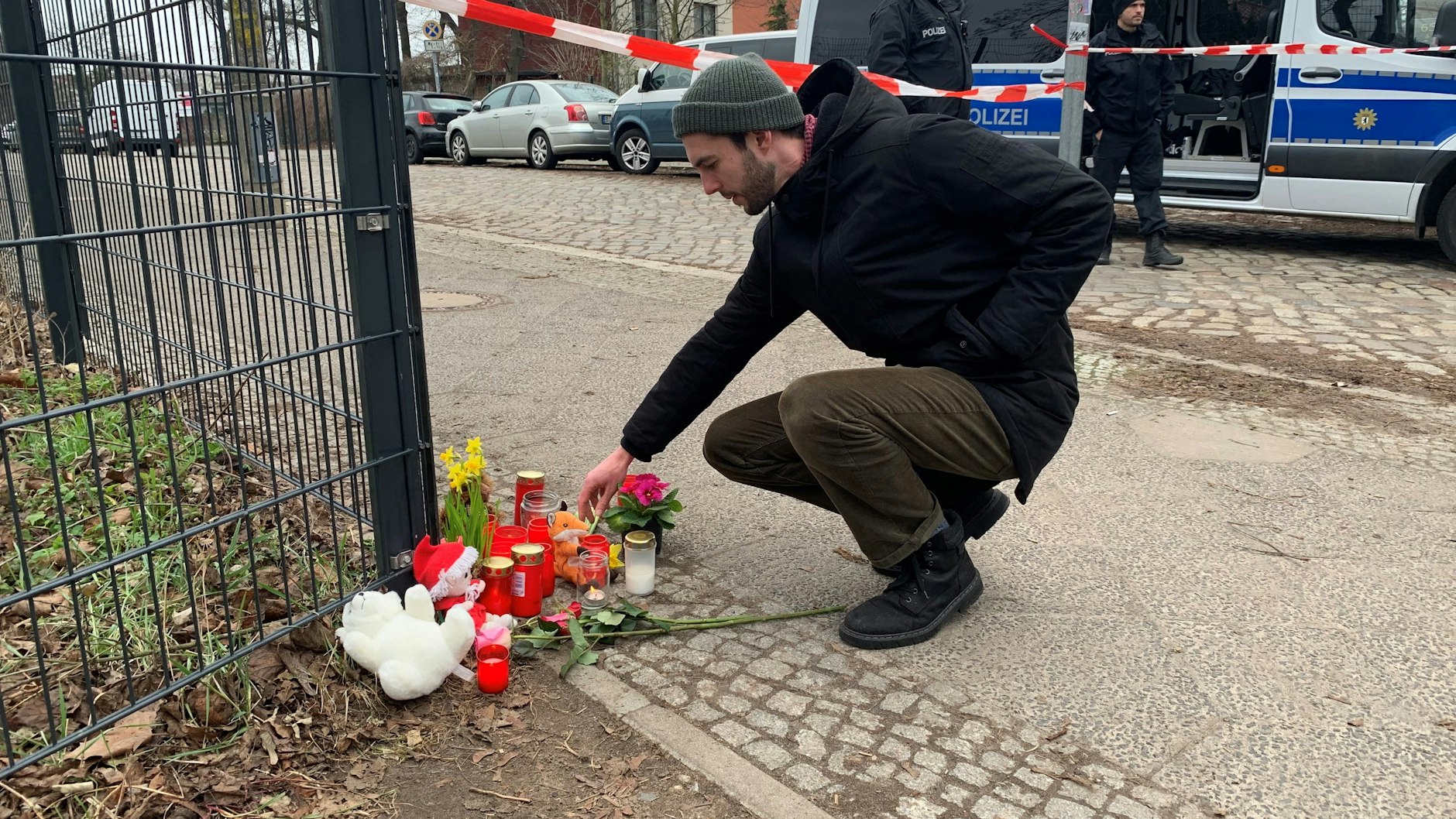 Der Erzieher Leon (28) legte an der Wilhelm-Kuhr-Straße eine Osterglocke zu anderen Blumen, Kerzen, einem Teddy und einer Sandmann-Puppe.