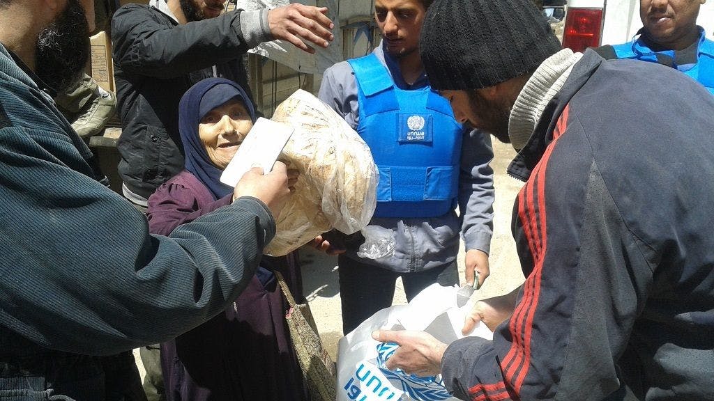 Bei einer Lebensmittelverteilung wie hier schoss der syrische Palästinenser mit einer Panzerfaust in die Menge.