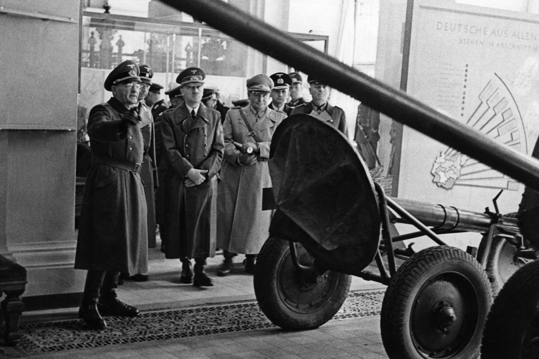 Führung für den Führer: Hitler besichtigt am „Heldengedenktag“ im Zeughaus Beutestücke aus dem Russlandfeldzug. Die Bombe, die ihn in den Tod sprengen soll, ist aktiviert.