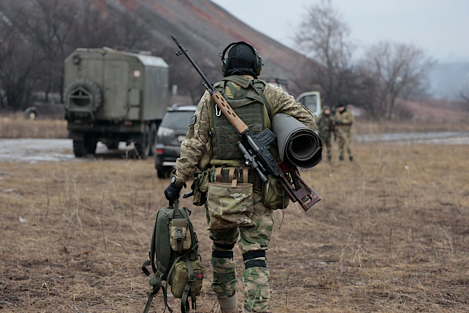 Ein russischer Soldat auf Trainingsgelände im besetzten Gebiet Donezk.
