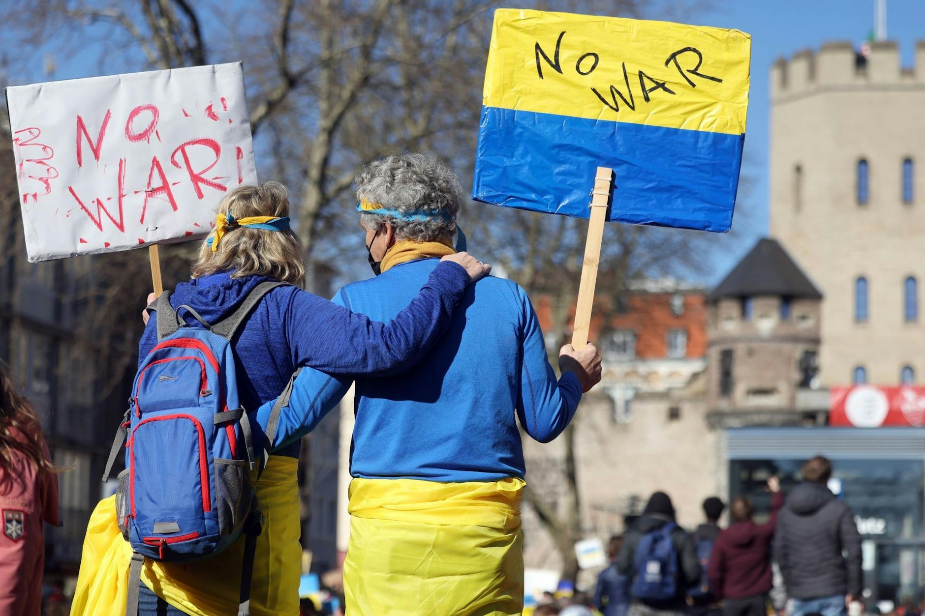 Zeichen gegen den Krieg und der Solidarität mit dem angegriffenen Land.