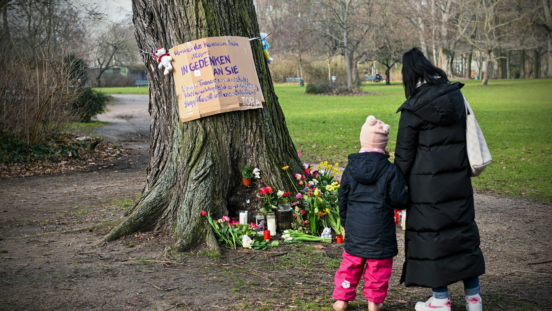 Mitglieder der linken Frauengruppe Zora hängten Pappschilder wie dieses im Bürgerpark auf: Femizide (Mord an Frauen, weil sie Frauen sind) kennten kein Alter. Gefordert werden Gerechtigkeit, Aufklärung und ein Ende der Gewalt an Frauen und Kindern.