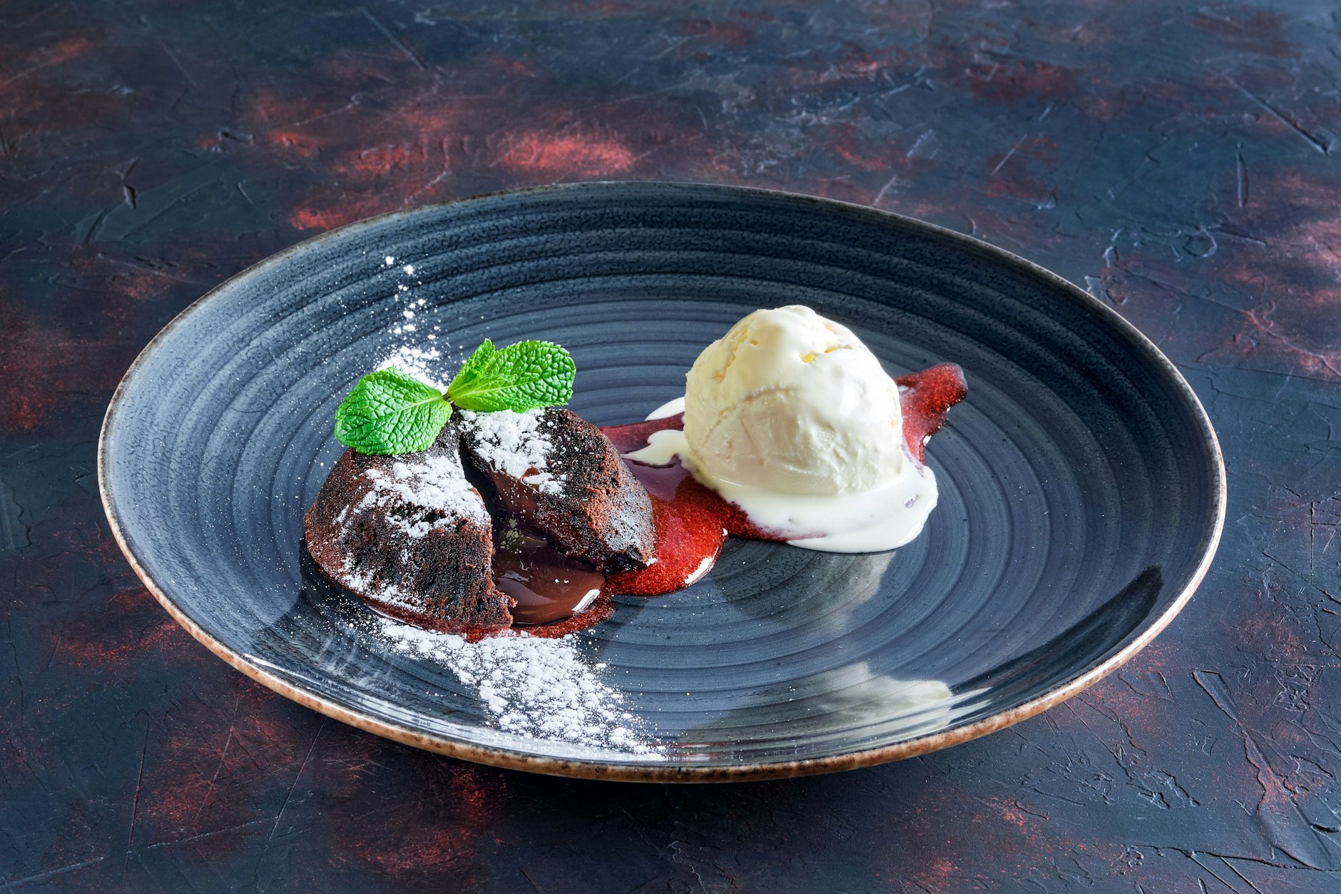 Das Rezept für Lava Cake mit flüssigem Schokoladenkern ist super einfach und gelingt garantiert.