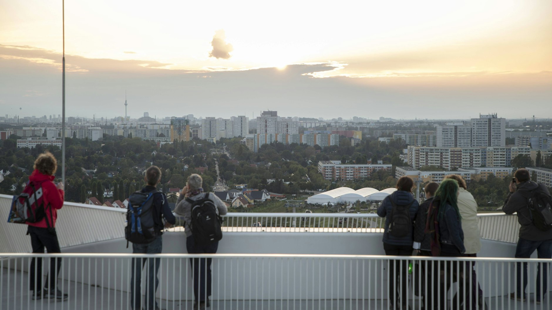 Die schöne Aussicht auf Berlin trügt: Vom oberen Treppengeländer sollen die schrillen Pfeiftöne kommen.