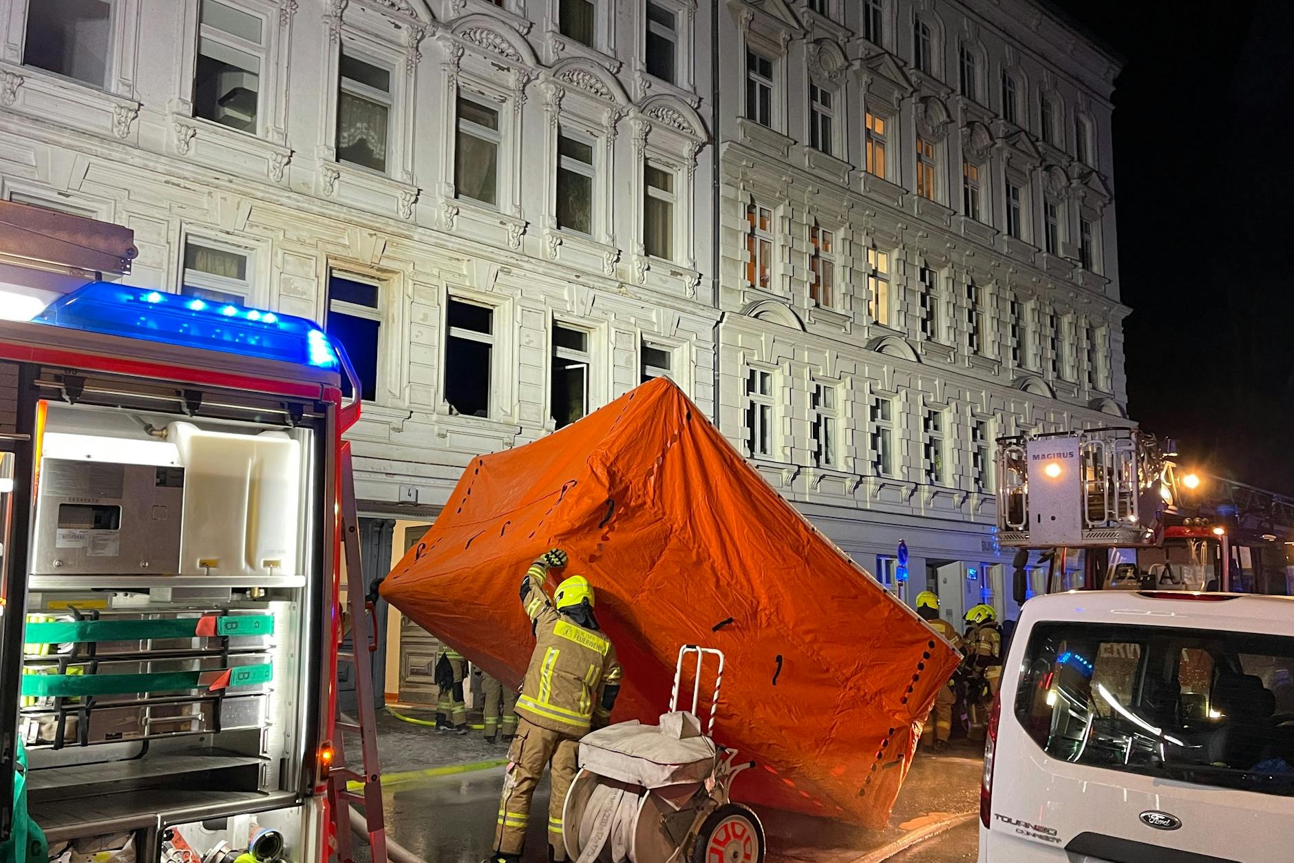 Bei einem Brand in Jagowstraße in Berlin-Spandau ist eine Person am Mittwochabend lebensgefährlich verletzt worden. 
