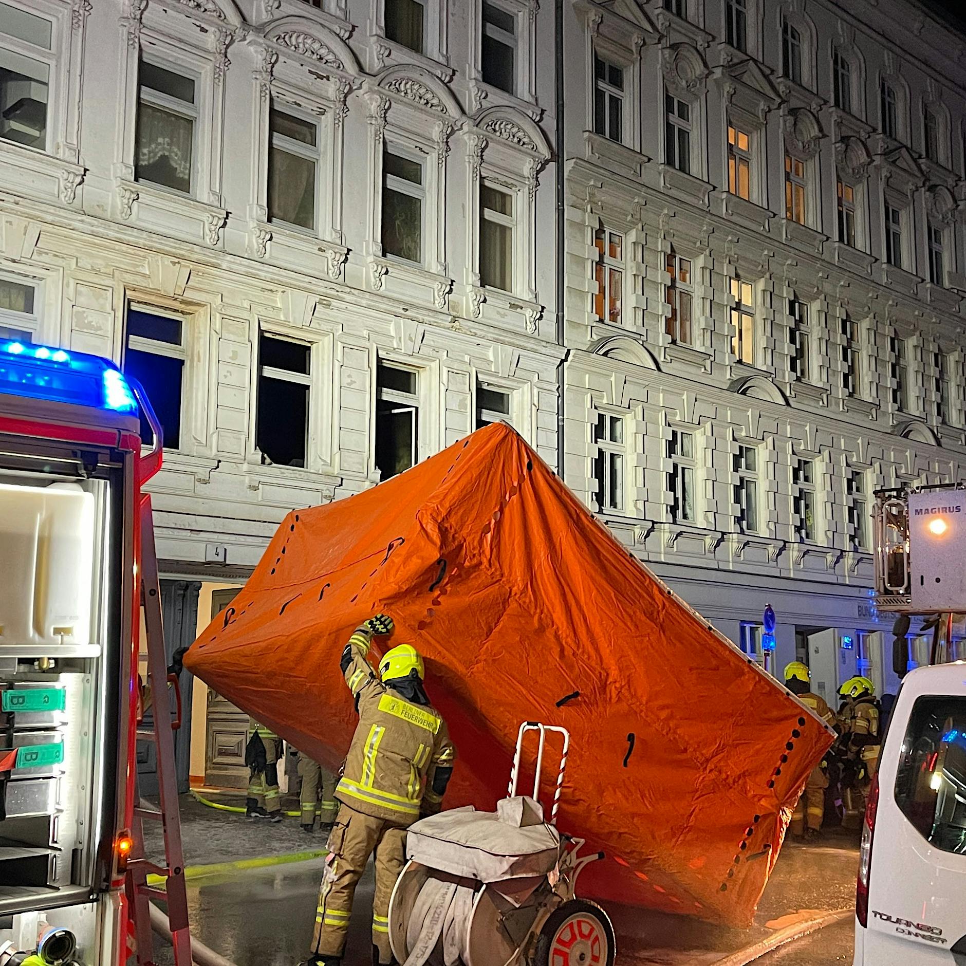 Brand in Spandau: Acht Bewohner verletzt, einer in Lebensgefahr