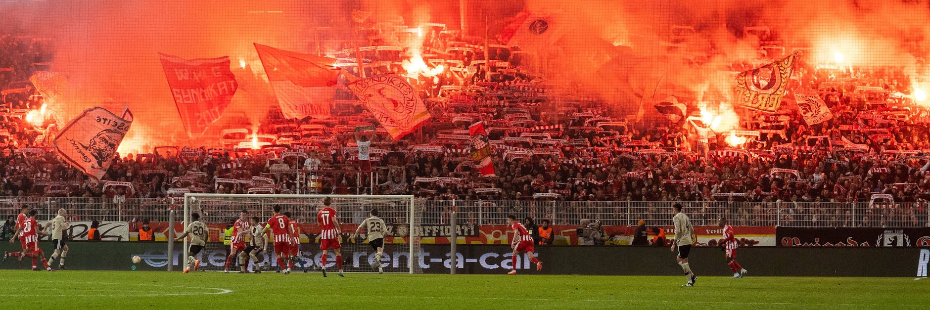Die Fans des 1. FC Union sorgten gegen Ajax Amsterdam für Europapokalstimmung. Die Eisernen gewinnen ein spektakuläres Spiel mit 3:1. 