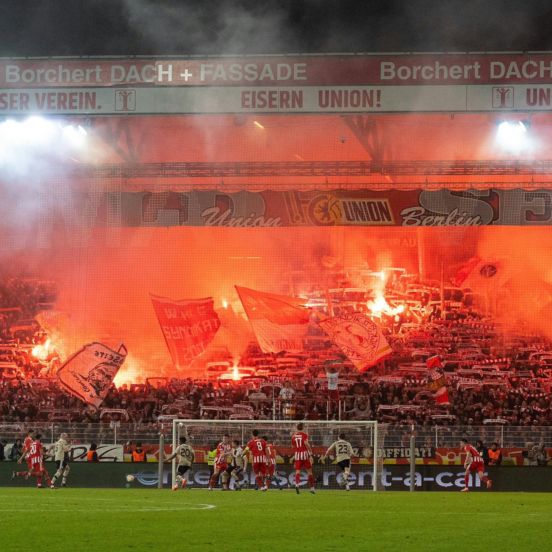 1. FC Union im Liveticker: Stimmungsvoller Fanmarsch +++ Pyro im Block, Spektakel auf dem Platz +++ Die Eisernen putzen Ajax Amsterdam!