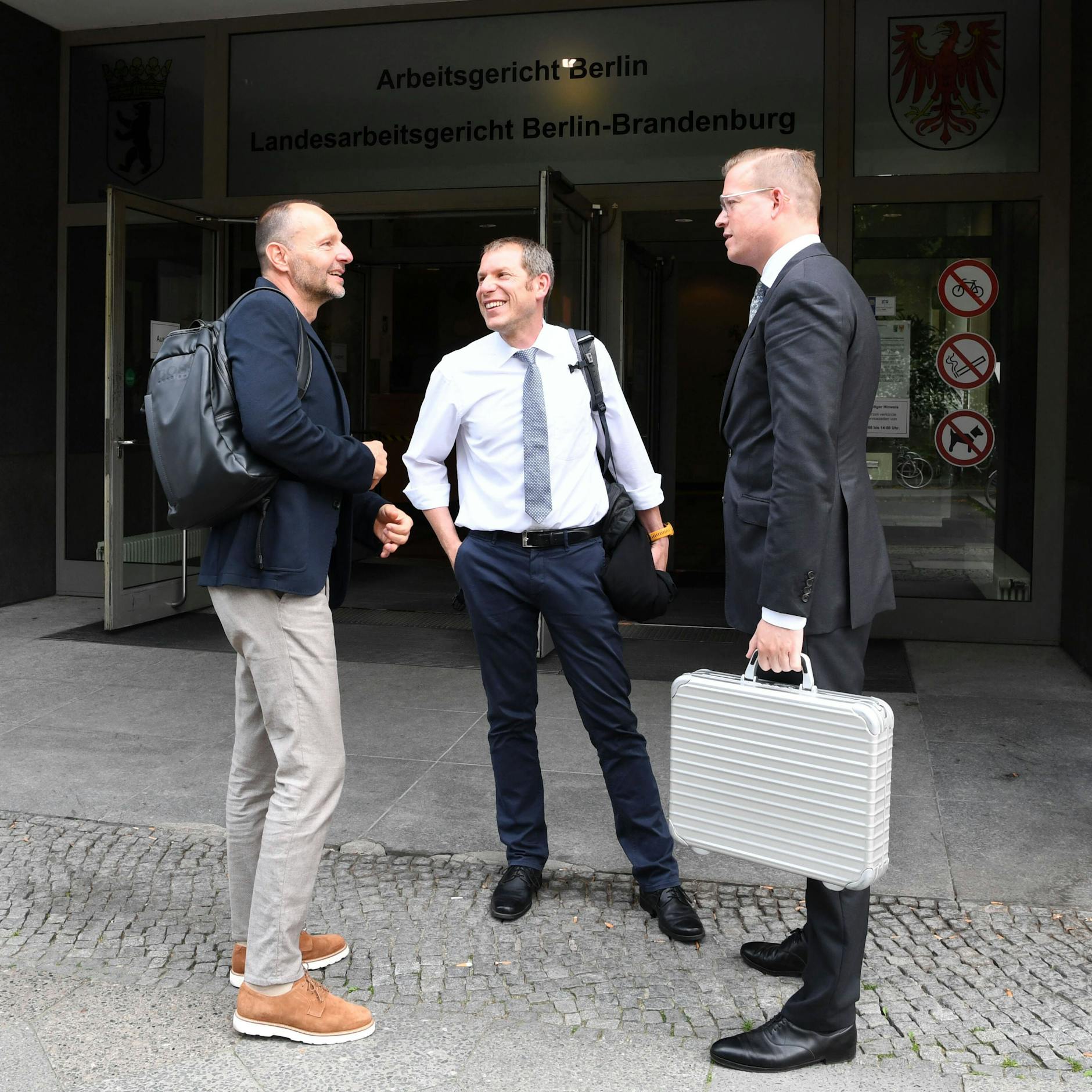 Zsolt Petry, Anwalt Peter Krebühl und Hertha-Anwalt Dr. Johan-Michel Menke (v.l.n.r.) vor dem Arbeitsgericht Berlin