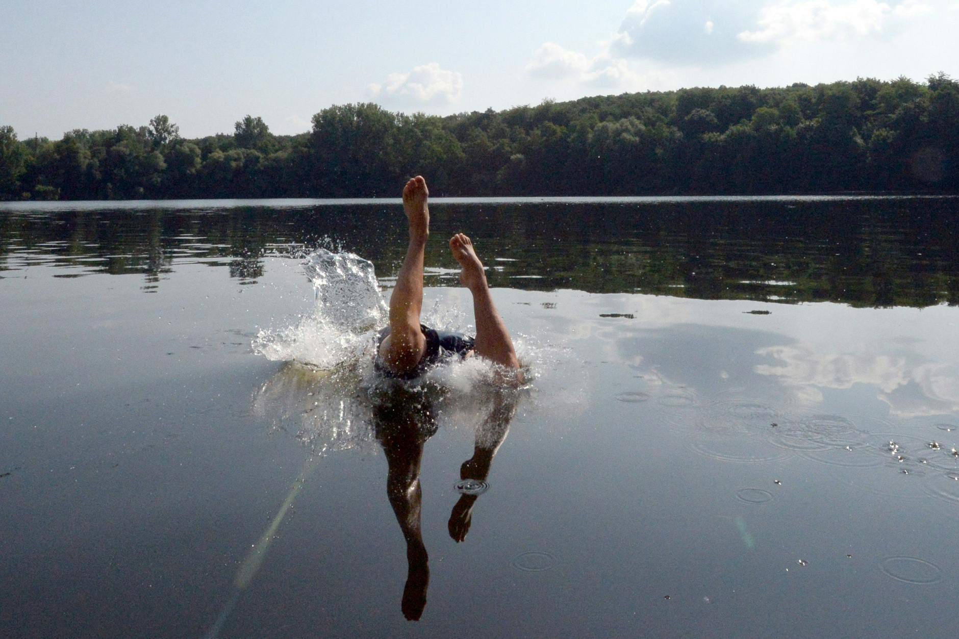 Ein Mann springt in den Templiner See nahe Potsdam. 2022 gab es mehr Badetote. 