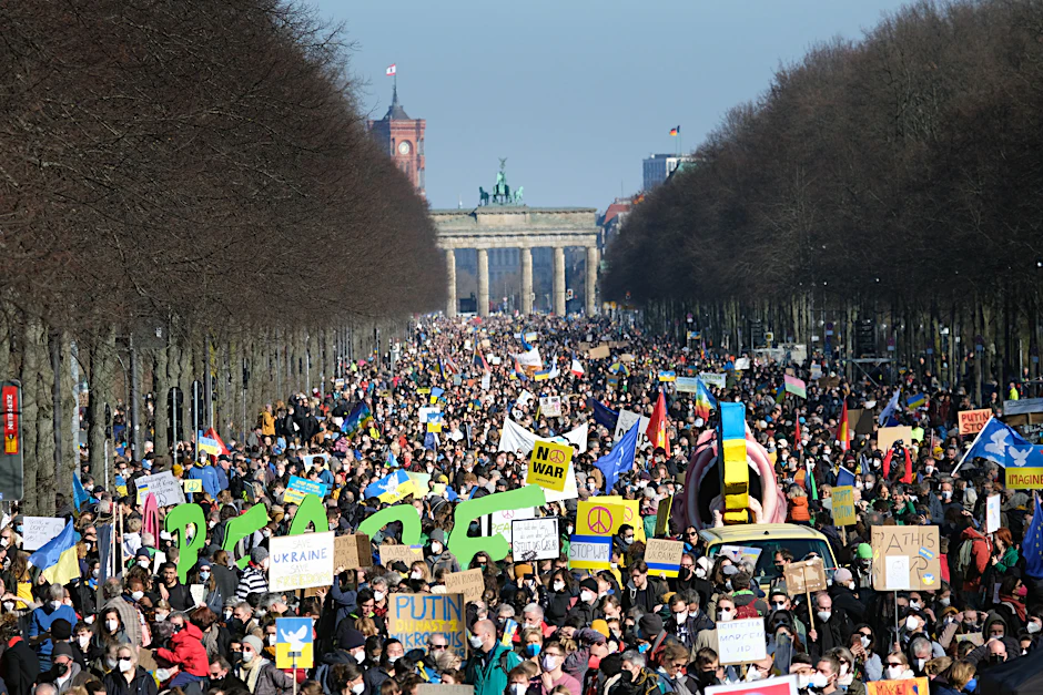 Ein Friedensdemo im vergangenen März vor dem Brandenburger Tor in Berlin.&nbsp;&nbsp;