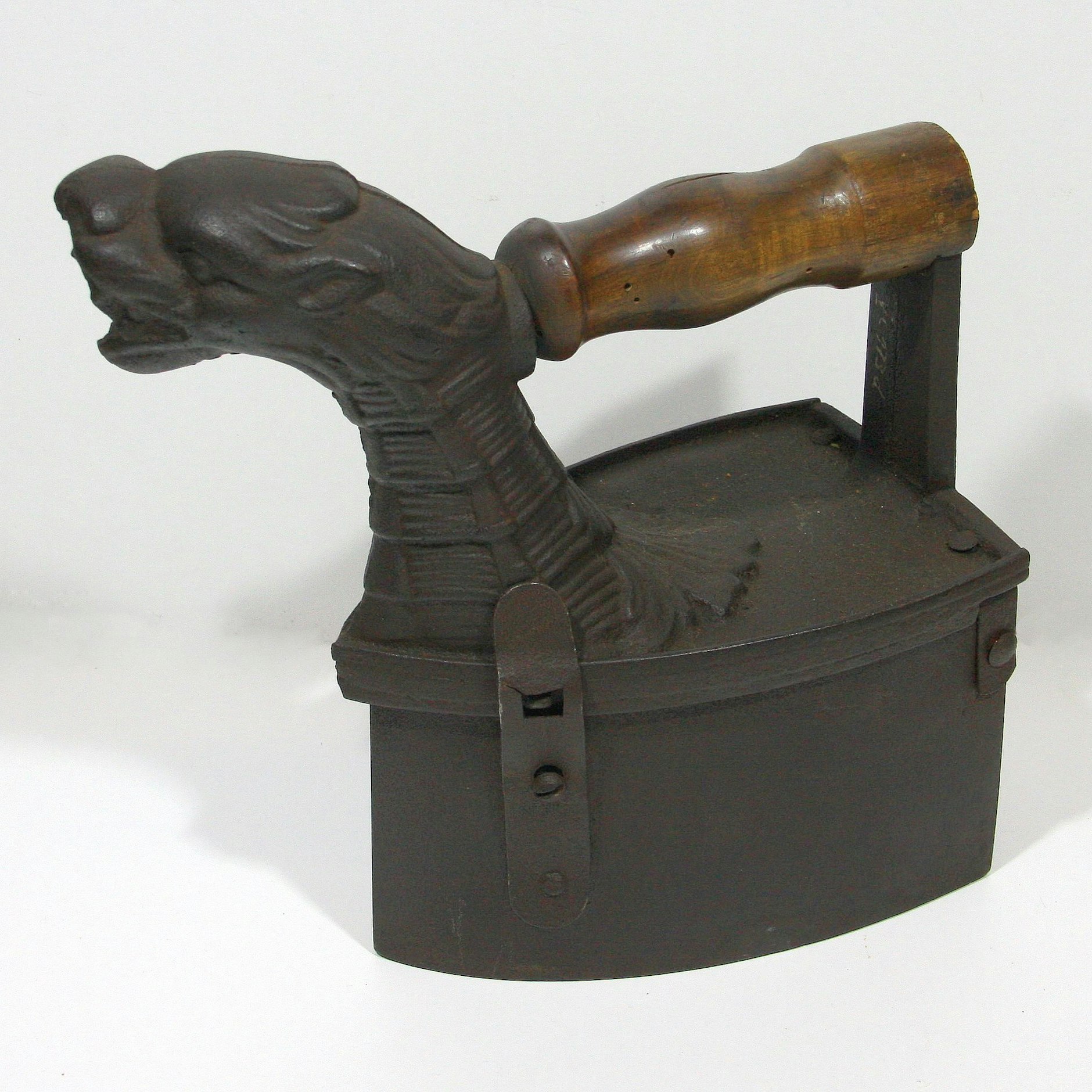 Kohlenbefeuertes Folterinstrument für Hausfrauen und Dienstmädchen, aber künstlerisch wertvoll, dieses Bügeleisen.