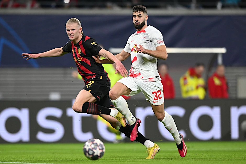 ManCity-Stürmer Erling Haaland (l.) blieb gegen RB Leipzigs Josko Gvardiol ohne Treffer.