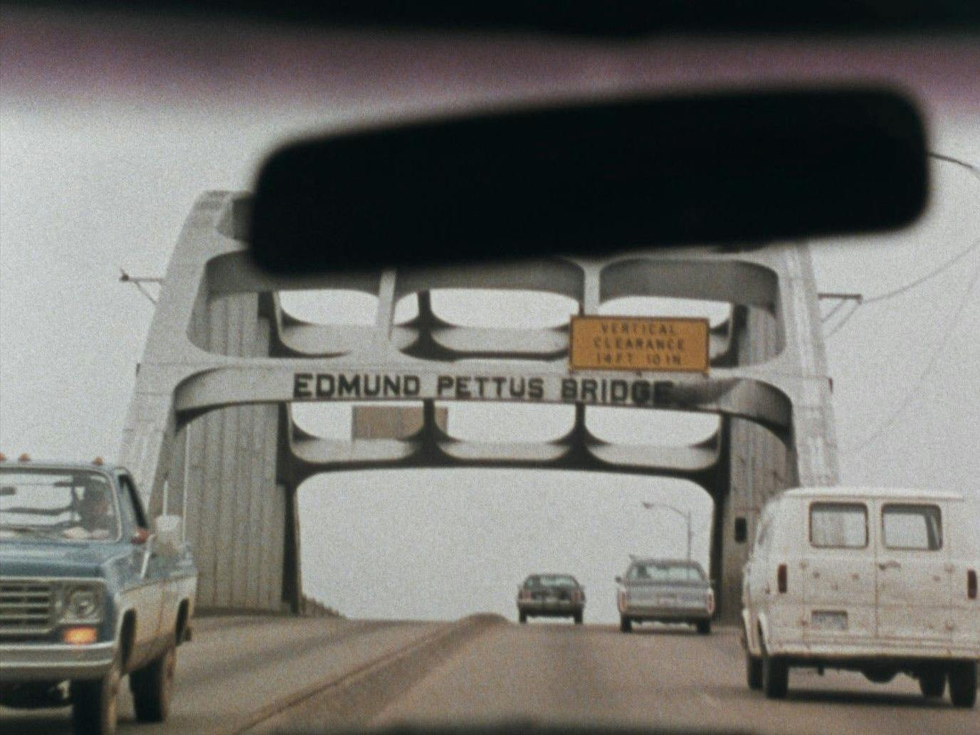 Filmstill aus „I Heard It through the Grapevine“. Im Bild: die Edmund Pettus Bridge, zentraler Schauplatz der Selma-nach-Montgomery-Märsche.