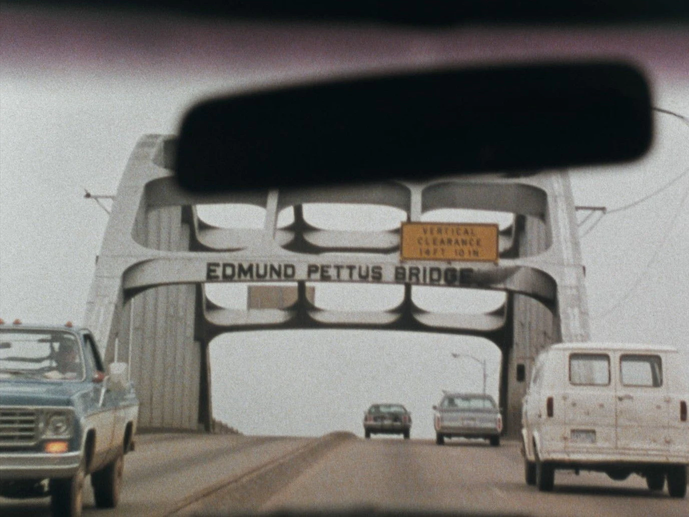 Filmstill aus „I Heard It through the Grapevine“. Im Bild: die Edmund Pettus Bridge, zentraler Schauplatz der Selma-nach-Montgomery-Märsche.
