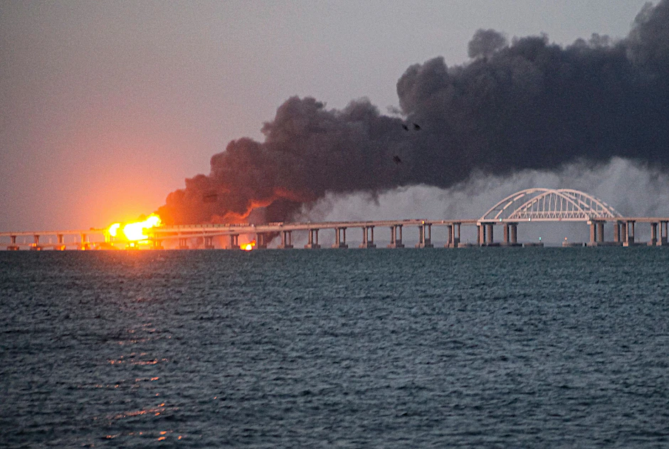 8. Oktober 2022: Flammen und Rauch steigen von der Krim-Brücke auf, die das russische Festland und die Halbinsel Krim über die Straße von Kertsch verbindet.&nbsp;