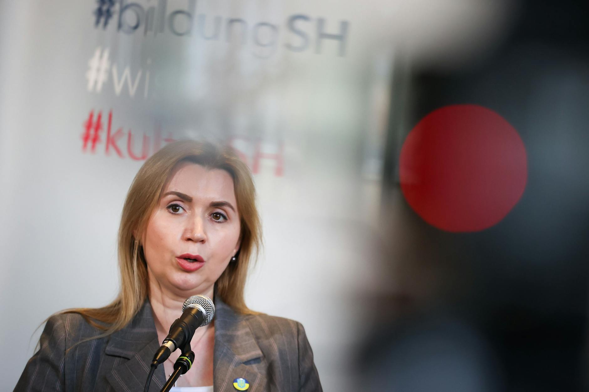 Iryna Tybinka, Generalkonsulin der Ukraine in Hamburg, gibt ein Statement nach ihrer Rede auf der Kultusministerkonferenz 2022. 