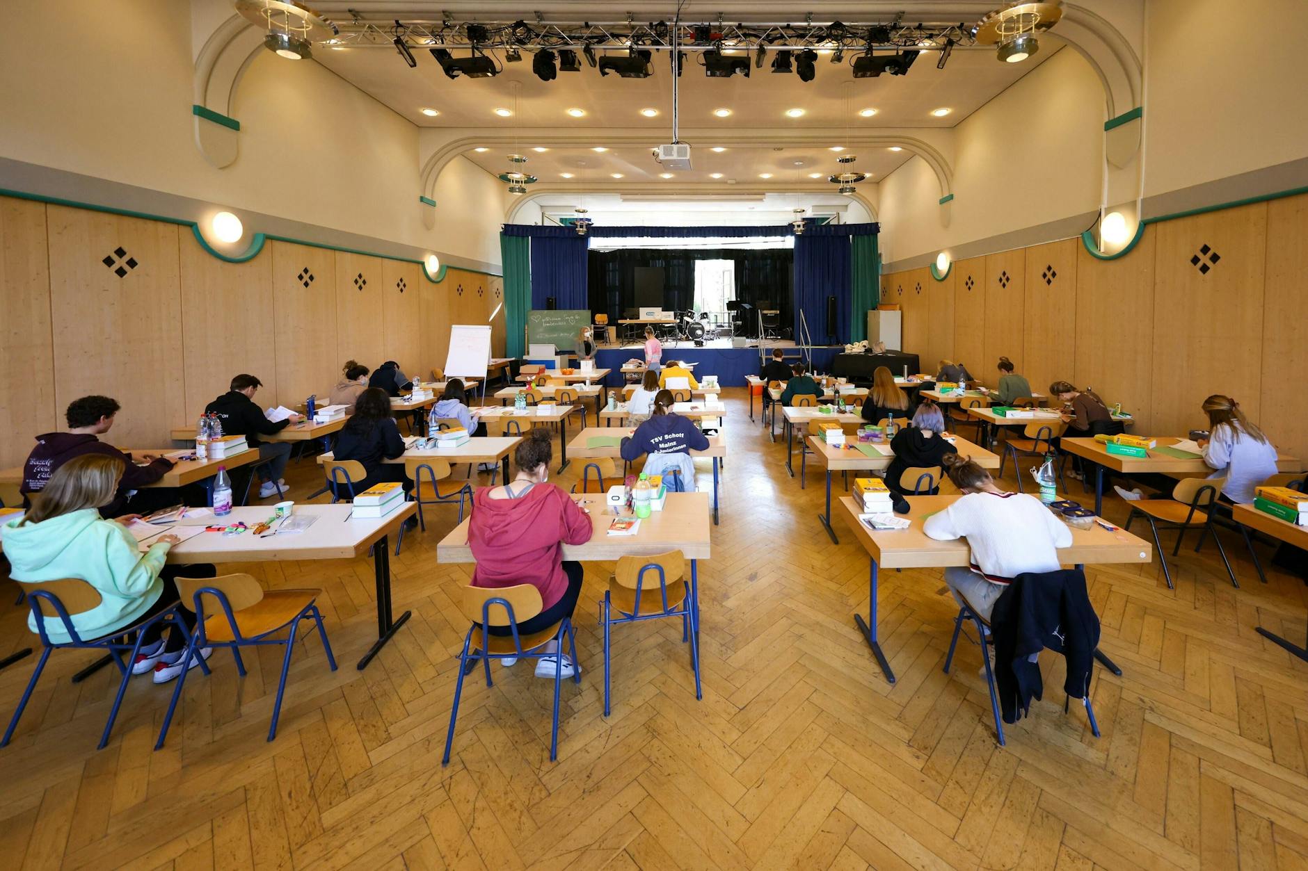 Schulklasse während einer Abiturprüfung.