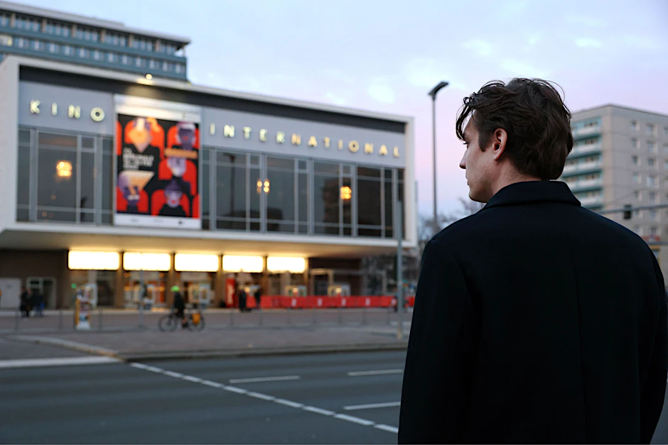 Lukas Röder vor dem Kino International kurz vor der Premiere seines Films auf der Berlinale.