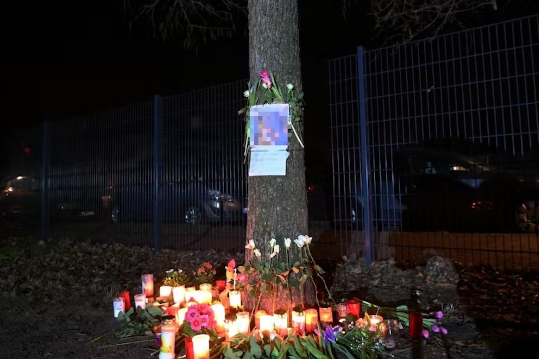 Menschen haben am Mittwochabend Grablichter und Blumen im Pankower Bürgerpark abgelegt. Am Dienstagabend wurde die fünfjährige Anissa erstochen.