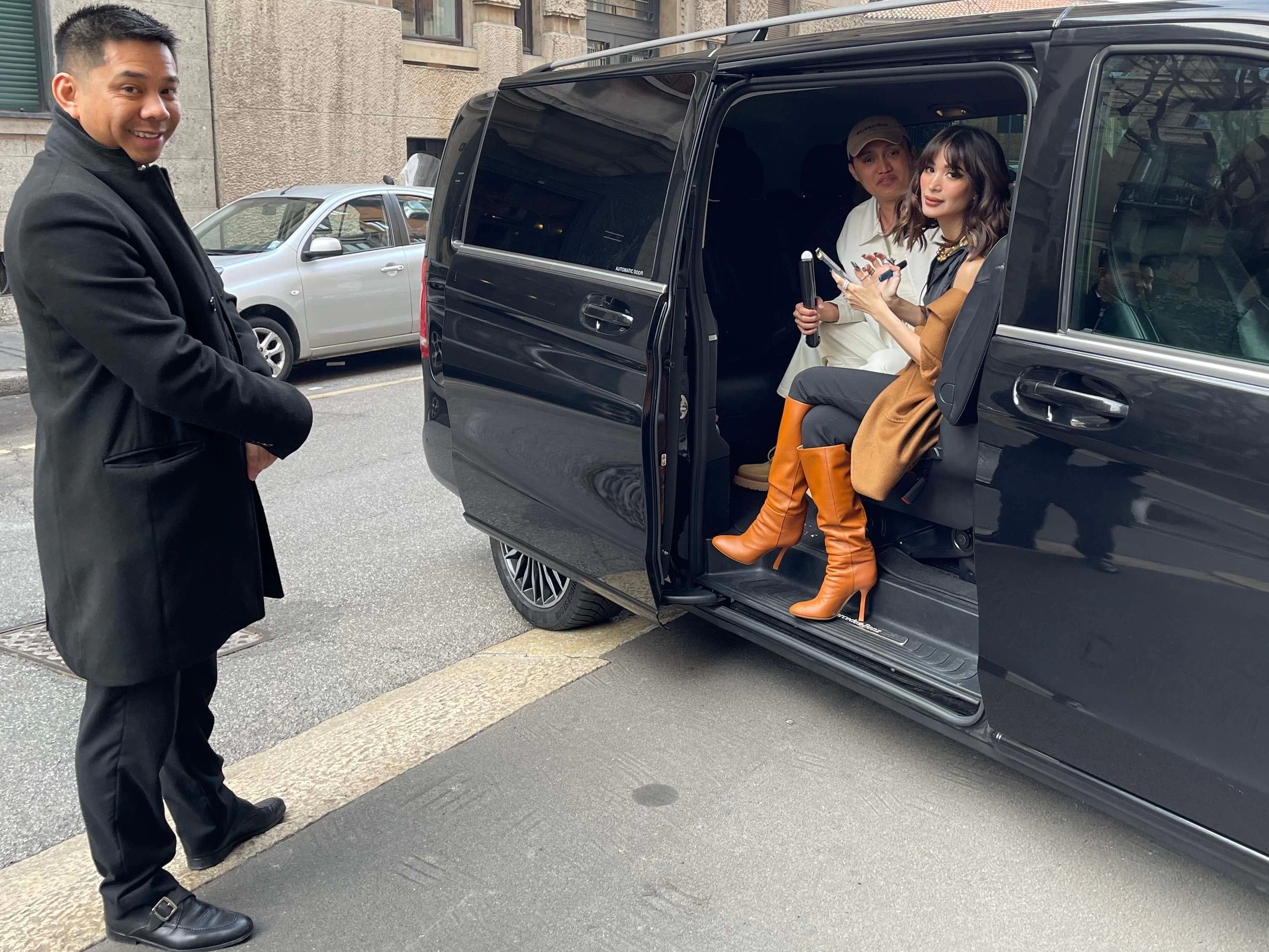 Die philippinische Schauspielerin Heart Evangelista ist als VIP-Gast auf die Max-Mara-Show geladen. In der Limo wird vor dem Auftritt noch einmal das Haar gerichtet.