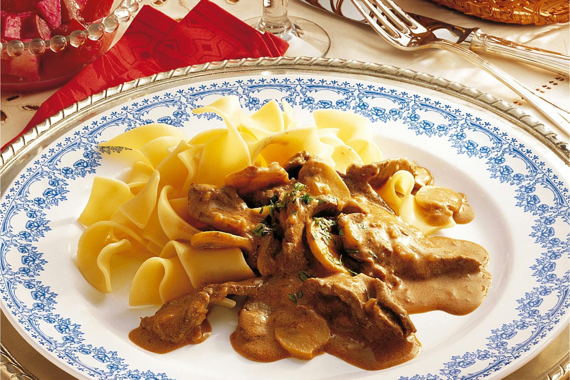 Das Bœuf Stroganoff soll russischen Ursprungs sein: Ganz geklärt ist das nicht. Heute ist es vor allem ein typisches deutsches Wirtshausgericht.