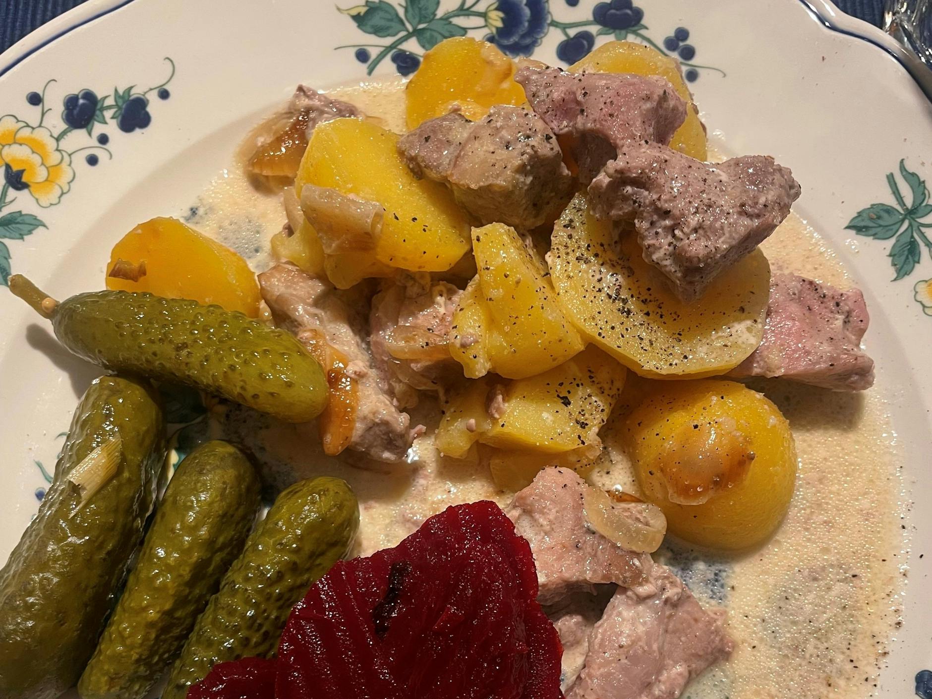 Spanisch Fricco mit Gewürzgurken und kalter Roter Beete: Ein typisch westfälisches Sonntagsgericht, dessen Ursprung wohl in den Spanischen Niederlanden liegt.