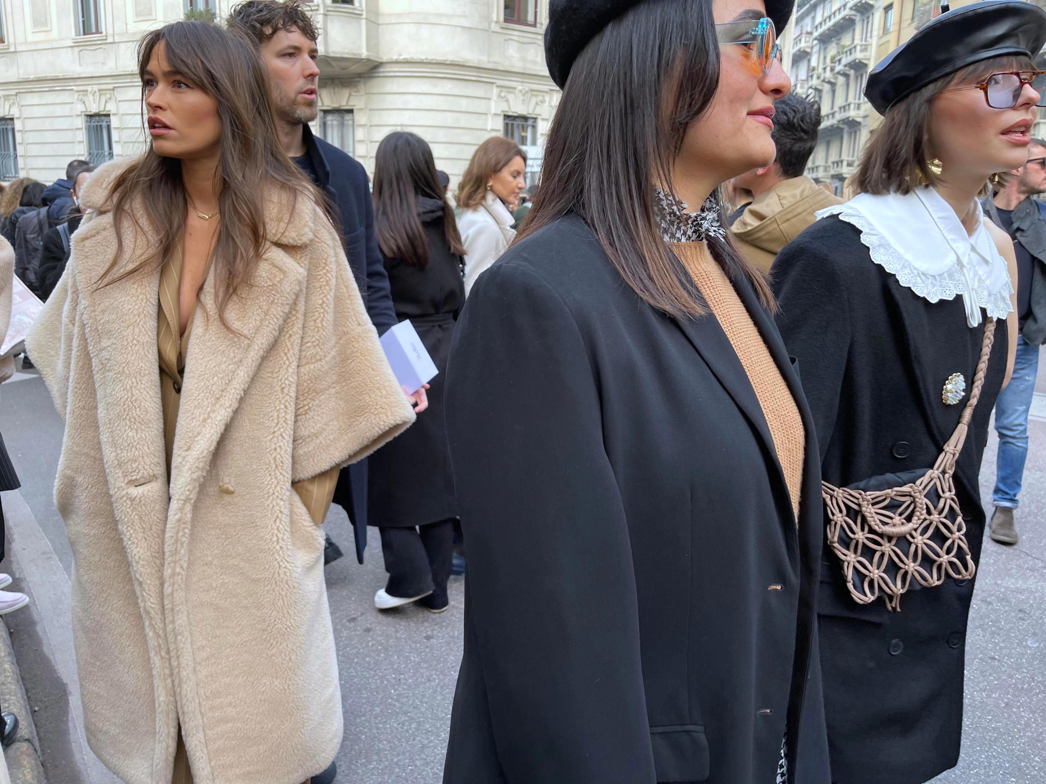 Links im Max-Mara-Mantel zu sehen: Fashionista Alison Toby.