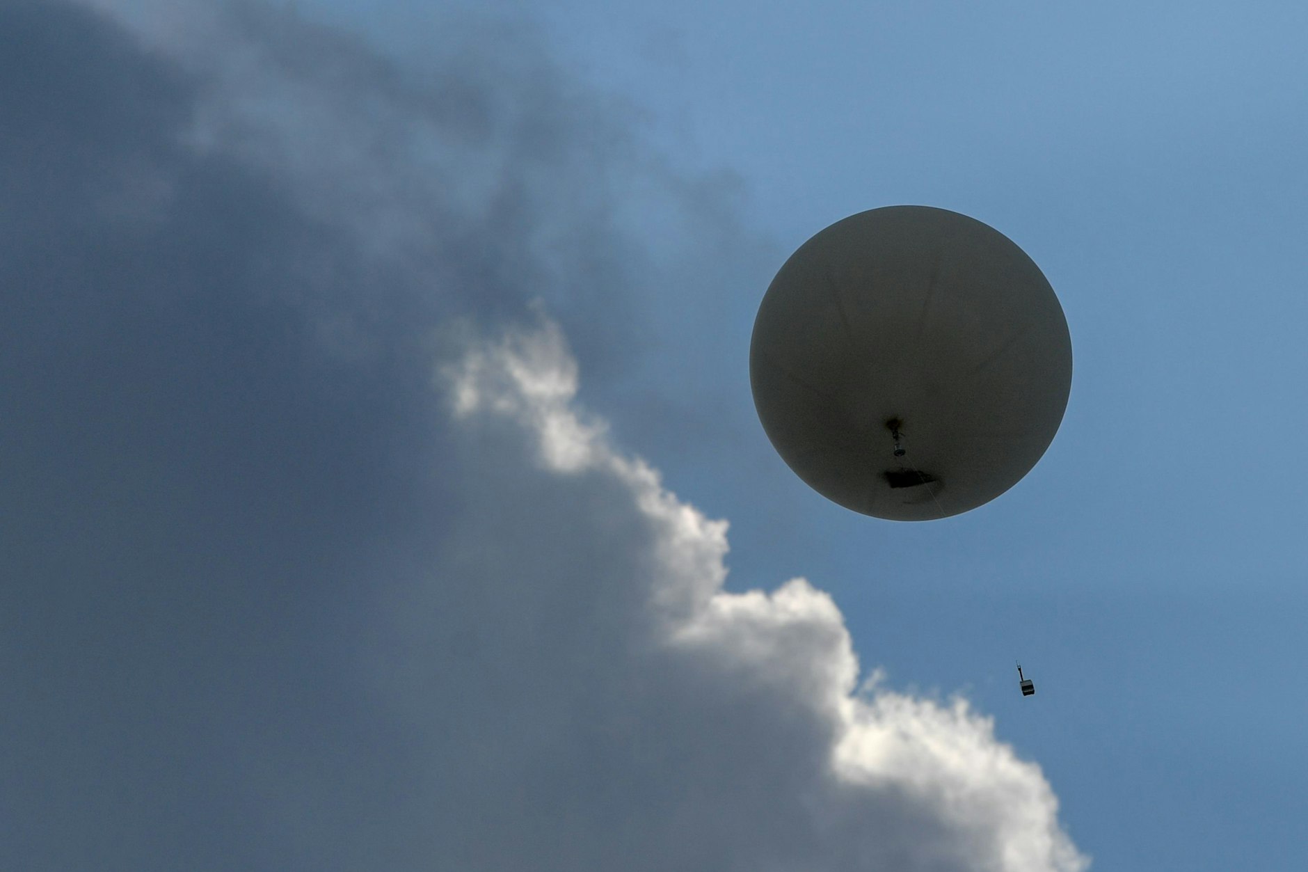 Ein Wetterballon mit einer Radiosonde steigt in den Himmel über dem Meteorologischen Observatorium Lindenberg - Richard-Aßmann-Observatorium des Deutschen Wetterdienstes (DWD). 