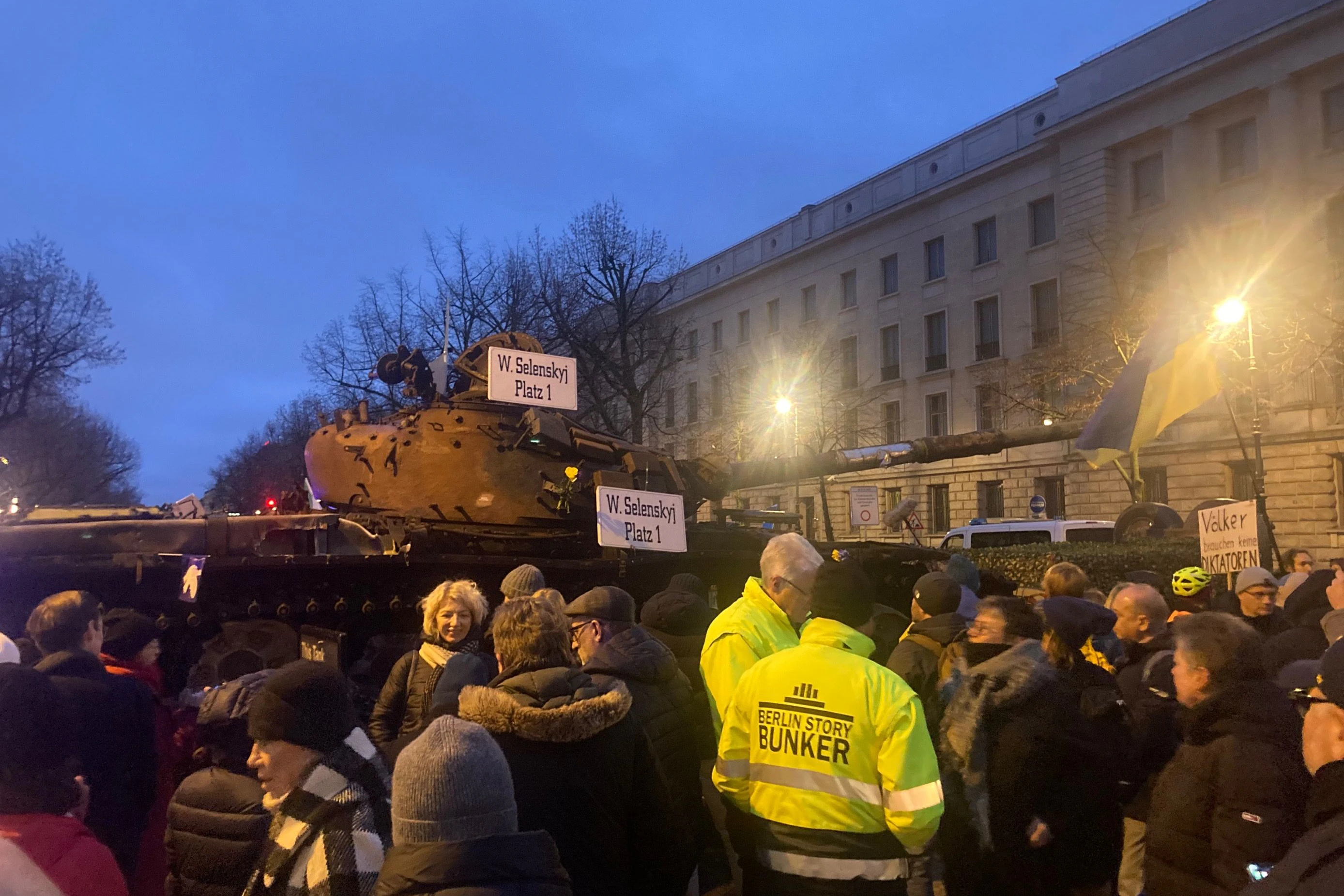 Viele Ukrainer besuchen das Panzerwrack.