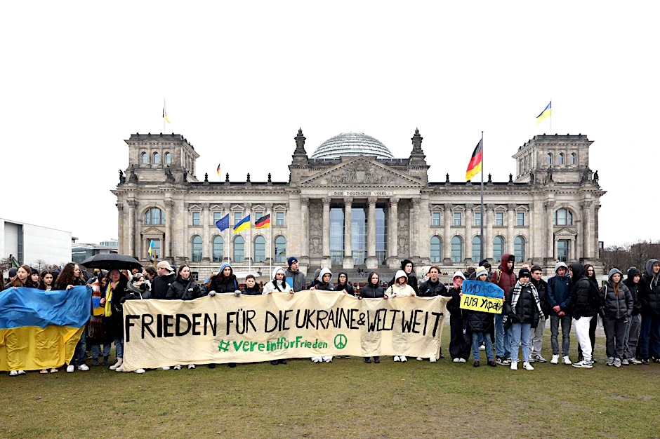 Zum ersten Jahrestag des Krieges gegen die Ukraine demonstrieren Schülerinnen und Schüler.
