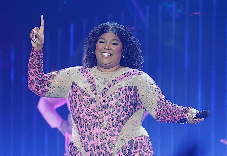 Die US-amerikanische Sängerin Lizzo auf der Bühne der Barclays Arena in Hamburg.  