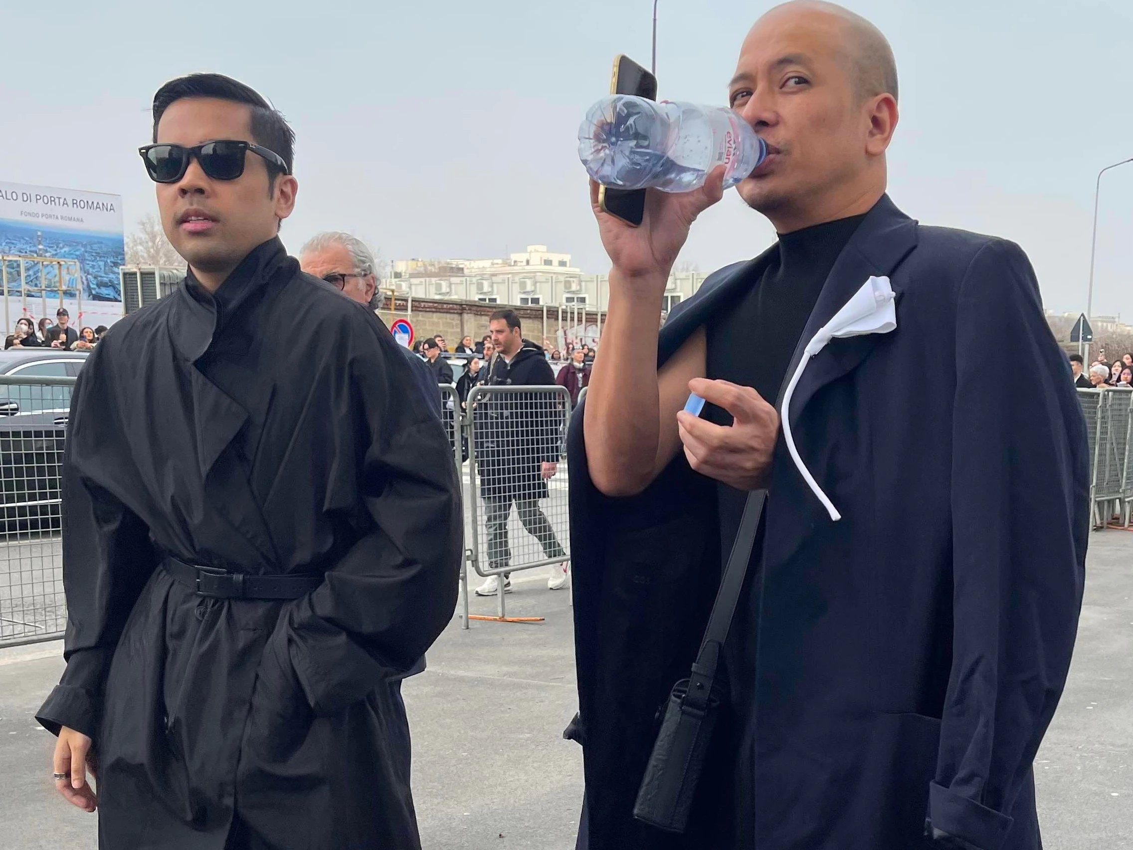 Die weiße Textilblume am Mantel dieses Gasts der Prada-Show war der Einladung beigelegt. Er steckte sie sich kurzerhand ans Revers, keine schlechte Idee.