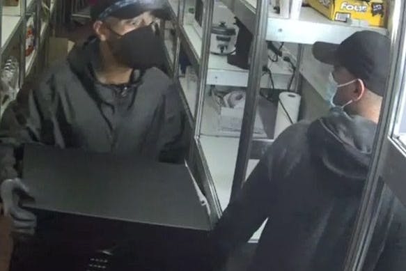 Sie tragen einen Tresor davon: Ausgerechnet am amerikanischen Unabhängigkeitstag brachen sie in einen US-Supermarkt in Berlin-Mitte ein.