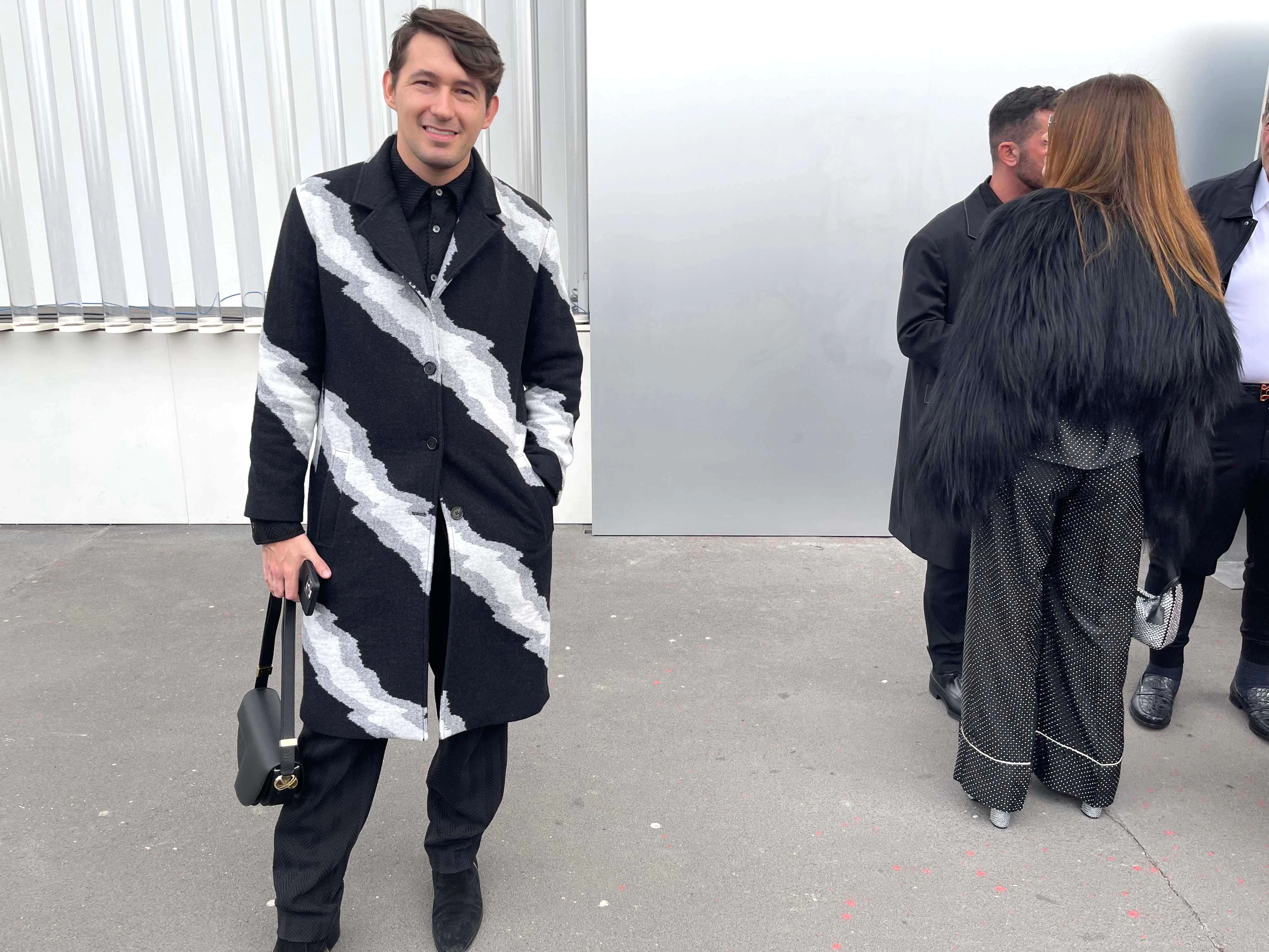 Hanan Besovic reflektiert die Welt der Mode mit äußerst unterhaltsamen Kritiken auf Instagram. Sein Account: @ideservecouture