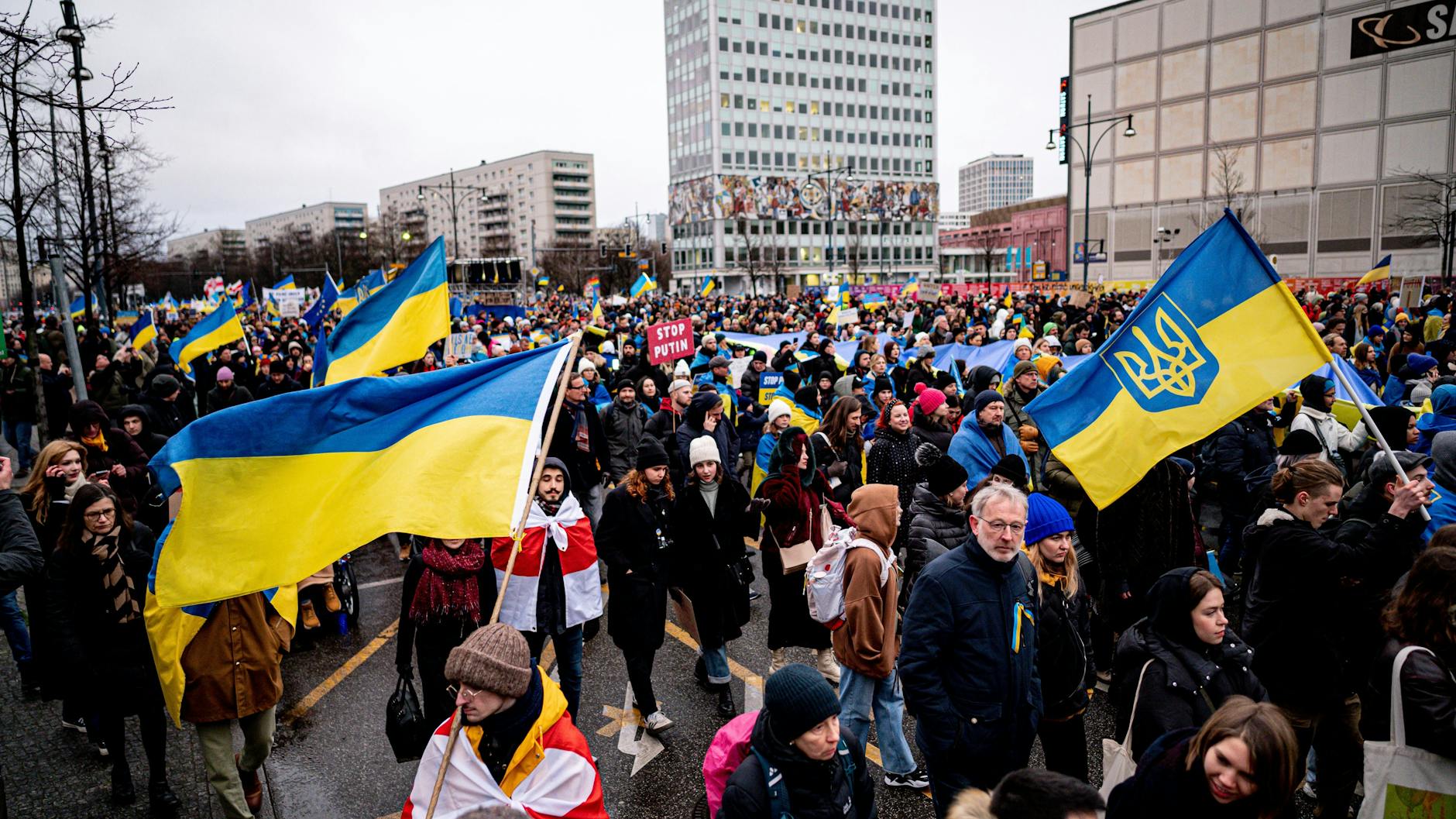 Demonstranten laufen auf der Demo unter dem Motto «Wir werden nie vergessen» die Berliner Karl-Marx-Allee entlang. 