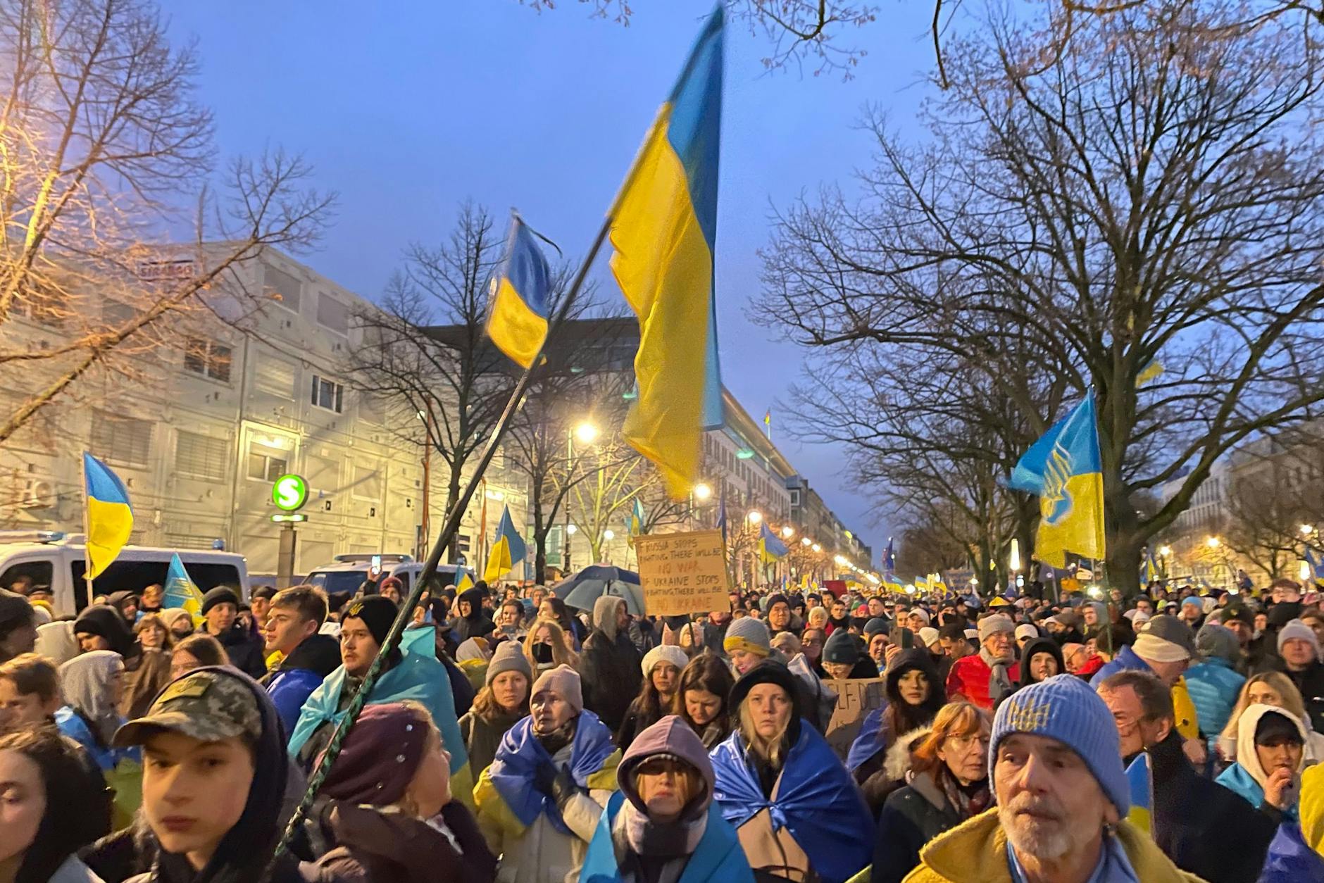 Der Demozug vor der russischen Botschaft.
