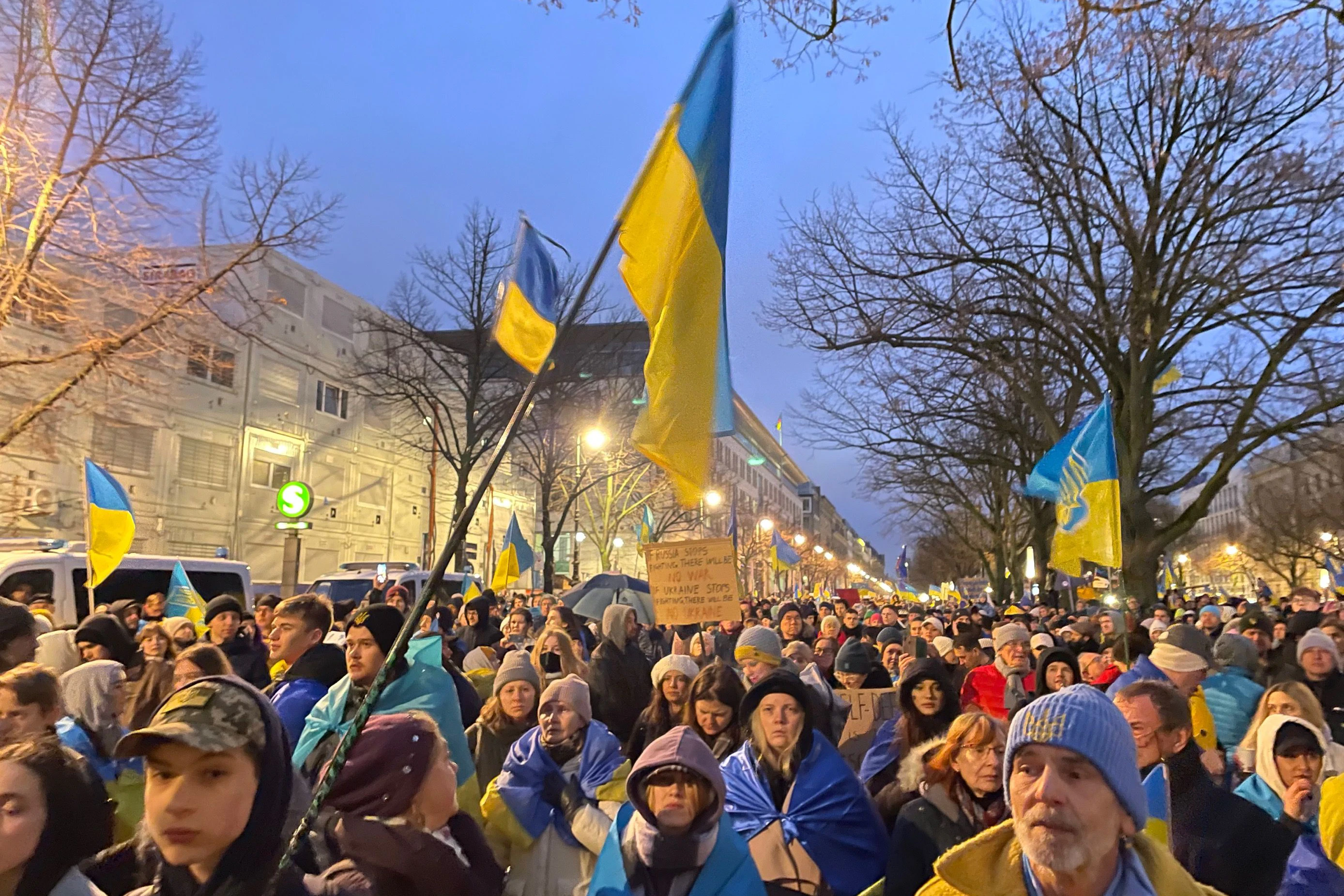 Der Demozug vor der russischen Botschaft.