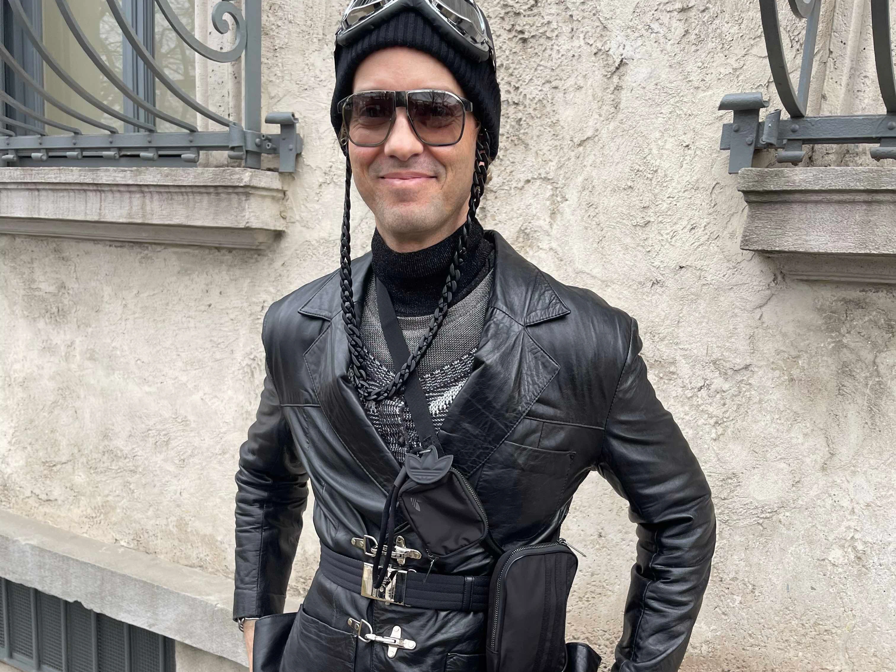 An diesem Outfit gibt es viele Details zu entdecken: Kragen-Layering, Adidas-Logo, Mini-Taschen, Dufflecoat-Verschlüsse ...