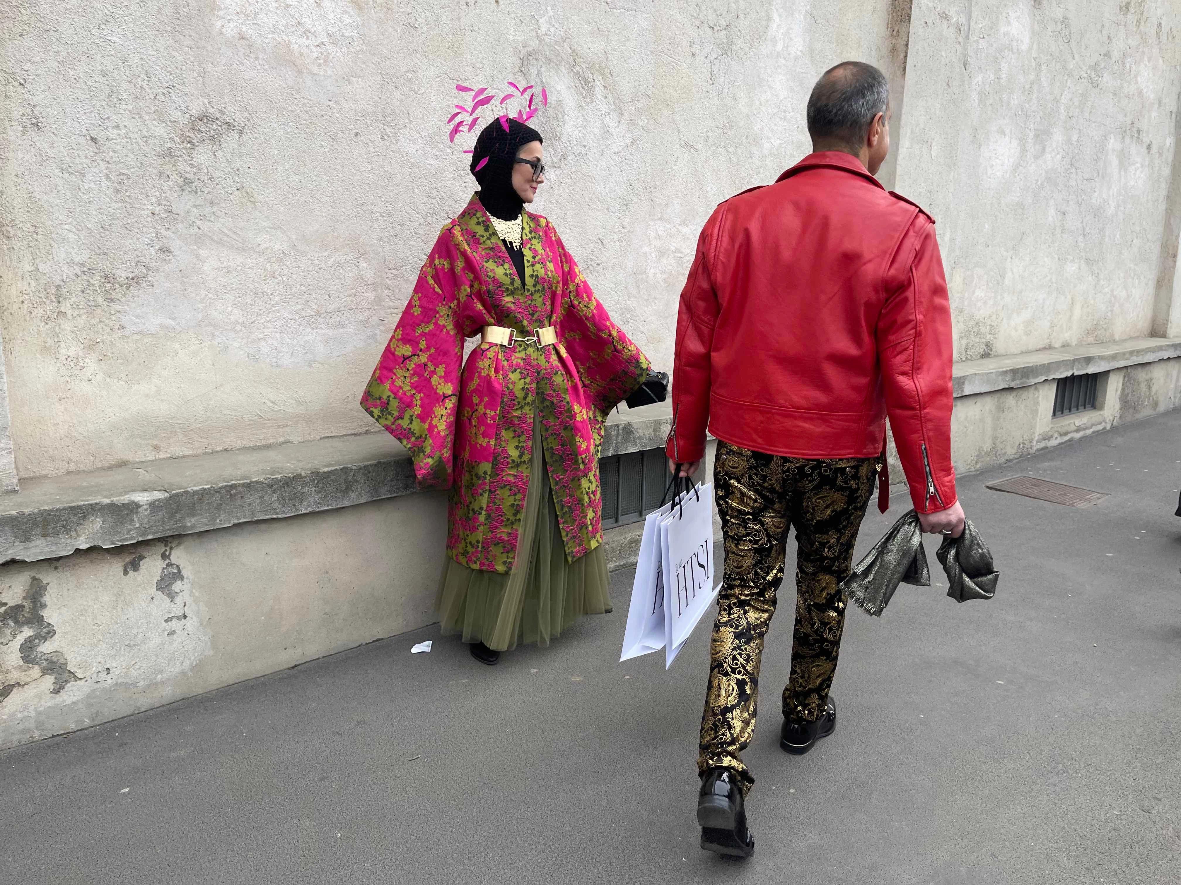 Diese beiden Outfits passen zufällig sehr gut zusammen.