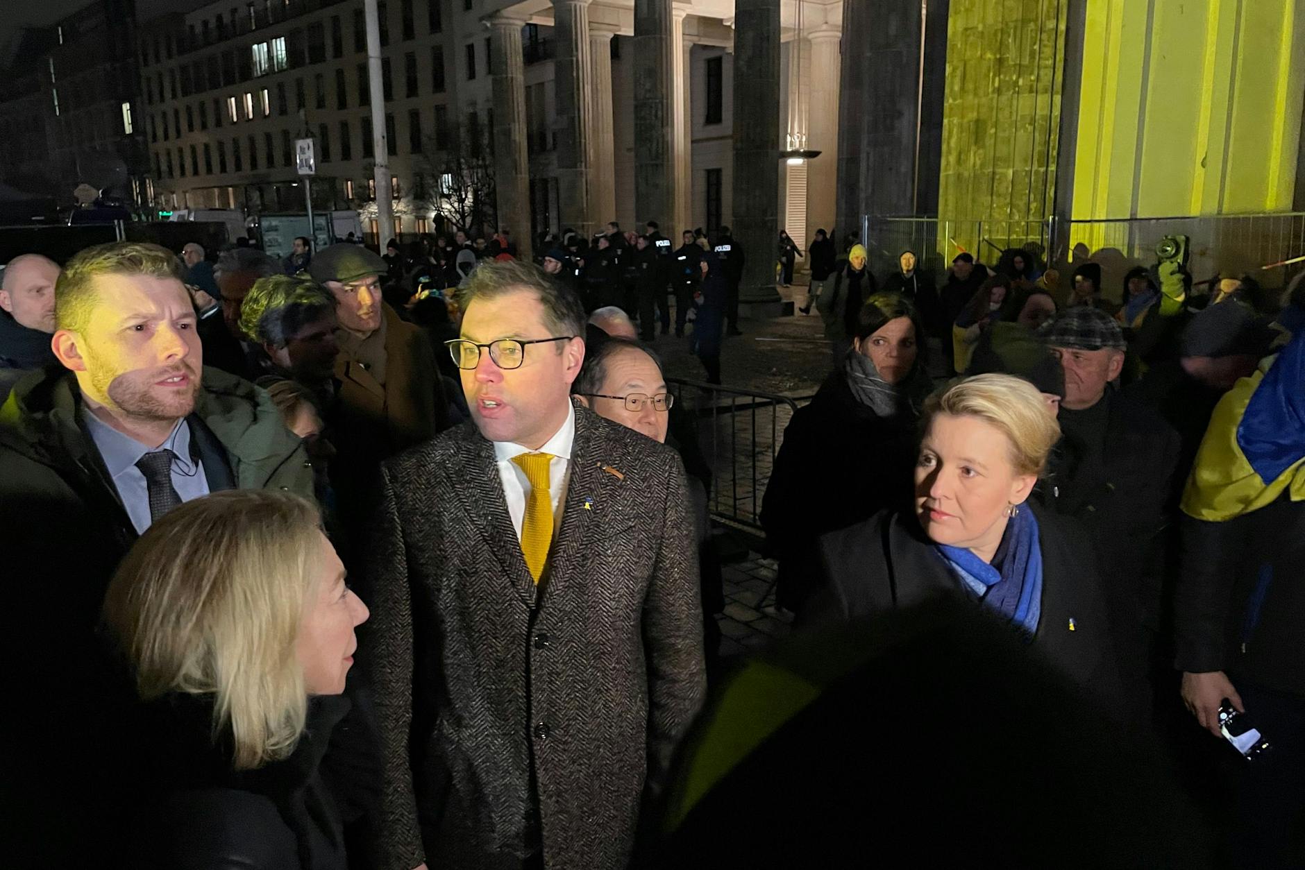 Die Regierende Bürgermeisterin Franziska Giffey, der ukrainische Botschafter Oleksii Makeiev und die US-Botschafterin Amy Gutmann sind am Brandenburger Tor eingetroffen.