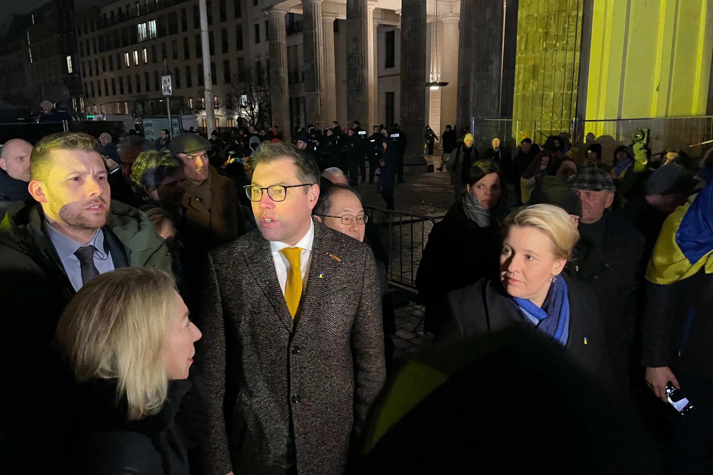 Die Regierende Bürgermeisterin Franziska Giffey, der ukrainische Botschafter Oleksii Makeiev und die US-Botschafterin Amy Gutmann sind am Brandenburger Tor eingetroffen.