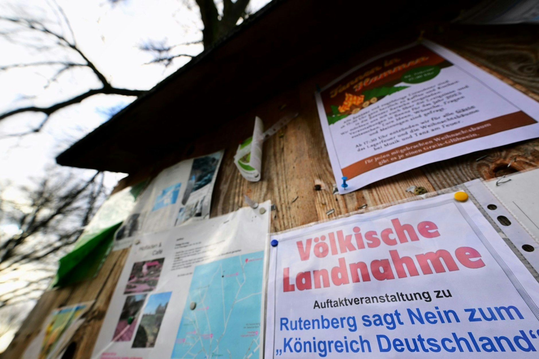  Ein Papier mit dem Schriftzug „Völkische Landnahme“. Rutenberg sagt Nein zum Königreich Deutschland». an einer Pinnwand vor Ort. 