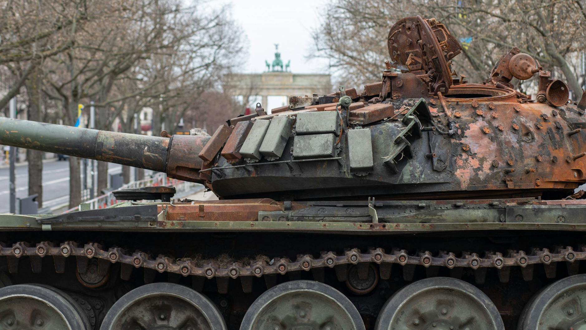 Aktivisten haben mit einem Sattelauflieger, das Wrack eines russischen Panzers vom Typ T-72 am frühen Freitagmorgen am Boulevard Unter den Linden - vor der Botschaft Russlands abgestellt. 